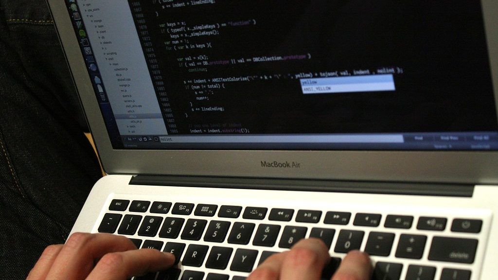 IA da Anthropic tentou espalhar código malicioso e criou perfil falso em teste