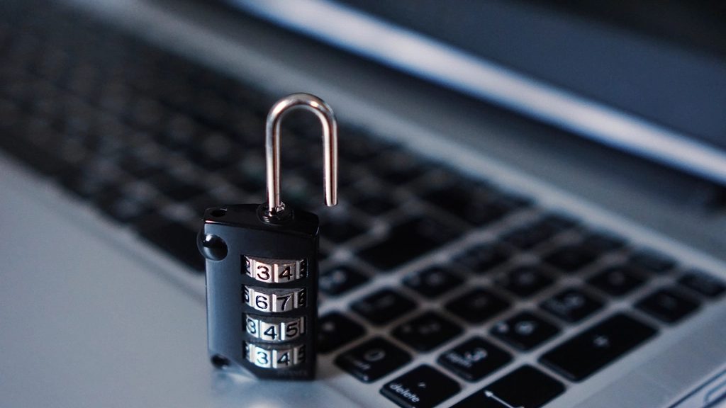Hackers usam Claude e Grok para atacar 400 instituições financeiras