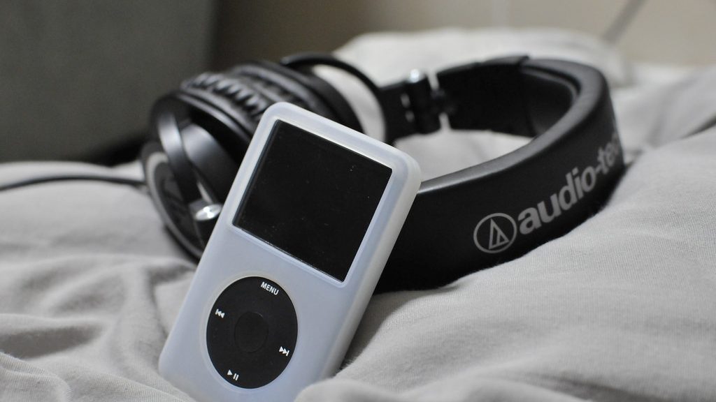 iPod completa 25 anos: relembre o aparelho que mudou a forma de ouvir música